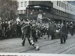 1949: Die neue jüngere Börkeyer Kirmesgeneration beim Poltern auf der Mittelstraße, Höhe Ennepebrücke.