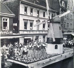 1963: Mit der Darstellung "Einkaufsfahrt nach Holland" und einer prächtigen Windmühle errang unsere Gruppe erstmals den Pokalsieg.